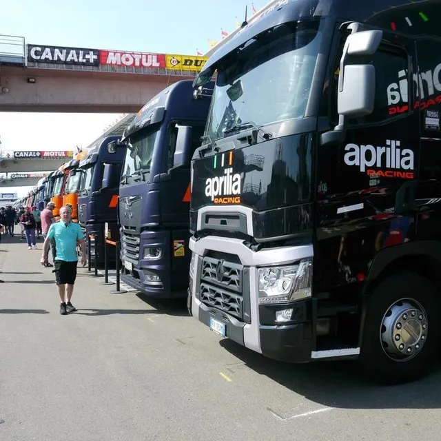 photo les fans de camions aussi ont des choses à voir dans le paddock.  ©  ouest-france