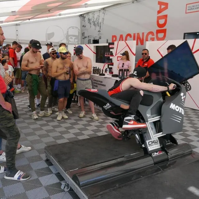 photo dans le village, le simulateur de pilotage moto s’adresse aux connaisseurs.  ©  ouest-france