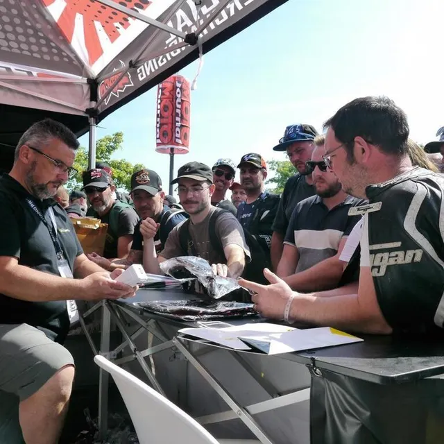photo les boutiques qui vendent les produits dérivés des pilotes sont prises d’assaut.  ©  ouest-france