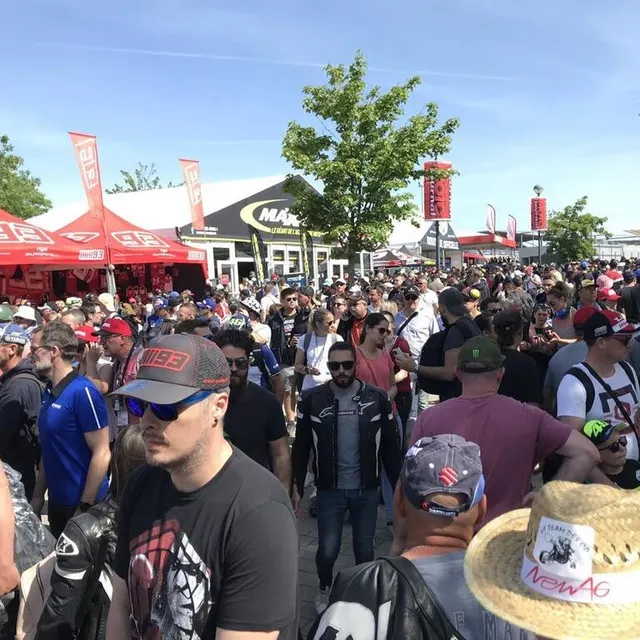 photo mpas facile de se frayer un passage dans le village.  ©  ouest-france