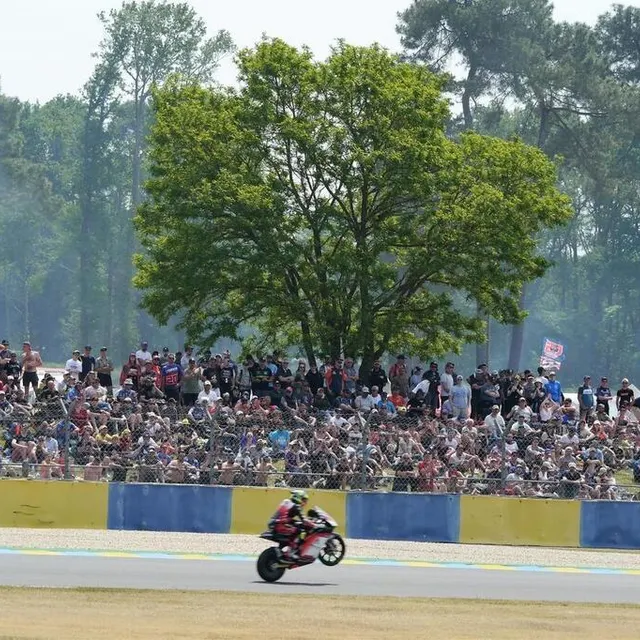photo fin de séance d’essais pour les moto3. une petite figure avent de retourner aux stands.  ©  ouest-france