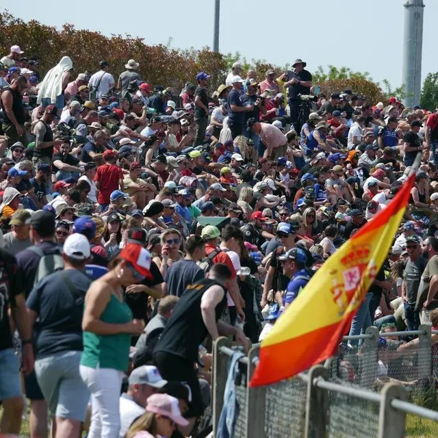 photo samedi, le jour des qualifications sur les grand prix moto. au mans, ce 14 mai 2022, le public est déjà présent pour assister au spectacle.  ©  ouest-france