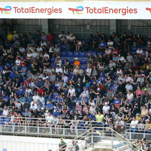photo dans les tribunes des stands, on profite de l’ombre.  ©  ouest-france