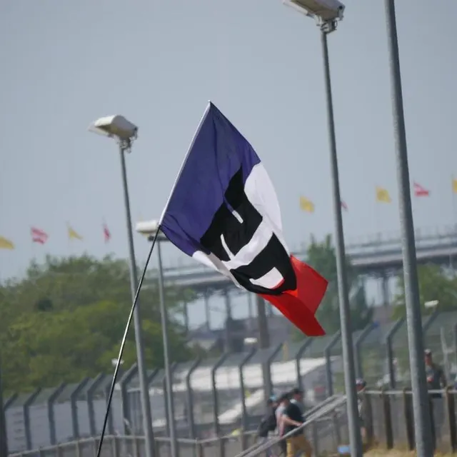 photo le n° 20 de fabio quartararo a pris place sur le drapeau tricolore.  ©  ouest-france