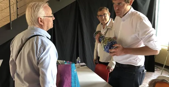 photo  damien tison a reçu des sarthois détenteurs d’objets anciens et rares, durant une partie de l’après-midi ce samedi.  &copy;  le maine libre 