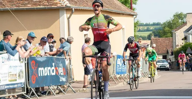 photo  théo menant (la roche-sur-yon vendée cyclisme) s’est imposé au sprint.  &copy;  dominique breugnot 