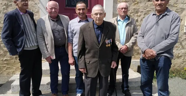 photo  de gauche à droite : bernard david (secrétaire), jean fraysse (suppléant), patrice leffray (président), alain pleurdeau (vice-président), philippe tesson (trésorier). au premier rang : noël leffray (président d’honneur).  &copy;  le maine libre 