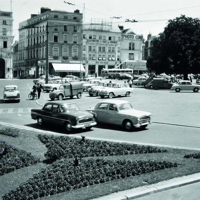 photo juin 1961. la place de la république : « la ronde ininterrompue des autos sur leur boucle d’asphalte a aujourd’hui cessé et, par un curieux paradoxe, la végétation n’en a pas profité », commente serge bertin.  ©  archives municipales