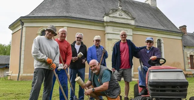 photo  pontvallain, jeudi 12 mai 2022. tous les jeudis, les bénévoles des « amis de la faigne » se retrouvent à la chapelle pour la restaurer, entretenir les alentours du site et passer un bon moment entre amis.  &copy;  le maine libre – yvon loue 