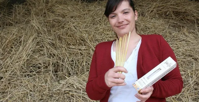 photo  cassandra bourmault, agricultrice à luché-pringé, est à la tête de l’aventure végépailles. la sas bourmault produit, depuis le mois d’avril 2022, environ 400 000 pailles par mois 100 % naturelles, à base de tiges de seigle.  &copy;  ouest-france 