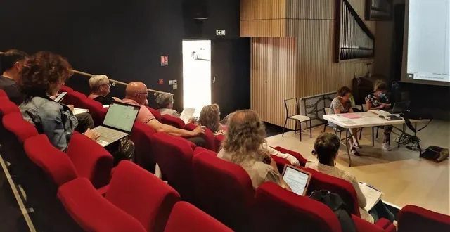 photo  les élus ont signé le procès-verbal du vote des budgets primitifs 2022  &copy;  ouest-france 