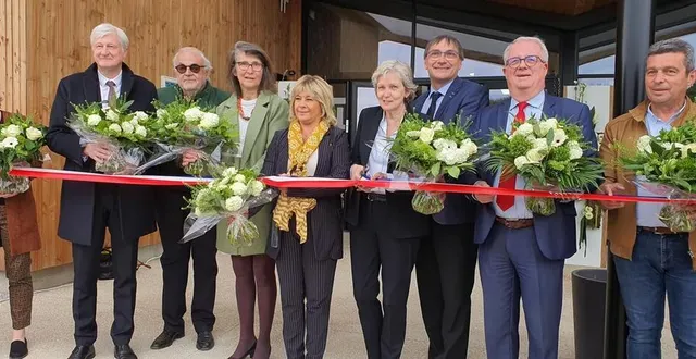 photo  conscient de l’importance de ce lieu pour le territoire, « véritable vitrine pour le monde rural et la sarthe », les élus sont venus nombreux pour lancer officiellement l’école enssop et loircowork.  &copy;  ouest-france 