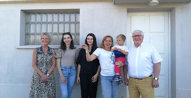 photo  de gauche à droite : anita paillot, marina, anna, denis dans les bras de larissa, et michel gandon  &copy;  ouest-france 