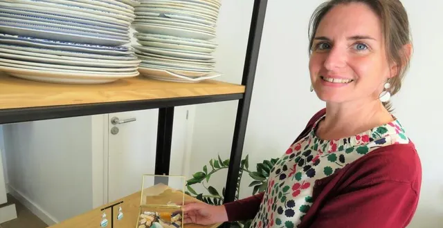 photo  dans l’atelier vézanne, le client choisit un motif parmi les piles de vaisselle ancienne.  &copy;  ouest-france 