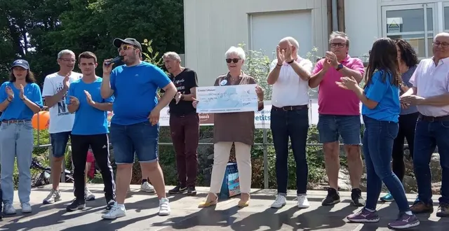 photo  les organisateurs remettent un chèque de 920 € à catherine fournigaul, déléguée bénévole de l’association les petits princes. 