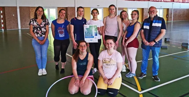 photo  estelle robbes, responsable du crédit mutuel et lucile desmortreux, à gauche. à droite, michel bréard, administrateur de la caisse locale.  &copy;  ouest-france 