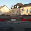 photo les travaux d’aménagement du bourg, ici la mairie, sont en cours d’achèvement.