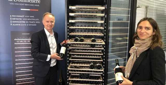 photo  didier grychta, pdg du groupe frio et alyette lefèvre, cheffe de produit la sommelière, devant la nouvelle cave à vin connectée et intelligente ecellar185.  &copy;  photo le maine libre 