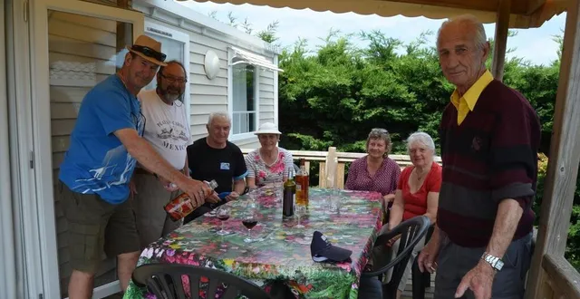 photo  argentonnay, le 13 mai. la famille desgardin a opté pour le camping d’argentonnay afin d’organiser sa première cousinade depuis trois ans. les uns viennent de grenoble, les autres de saône-et-loire et du cher.  &copy;  co-fabien gouault 