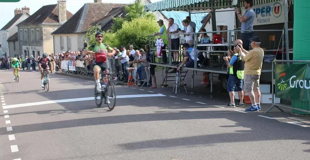 photo  au sprint, théo menant, ancien champion de france, est arrivé le premier sur la ligne d’arrivée, avec une confortable avance.  &copy;  ouest-france 