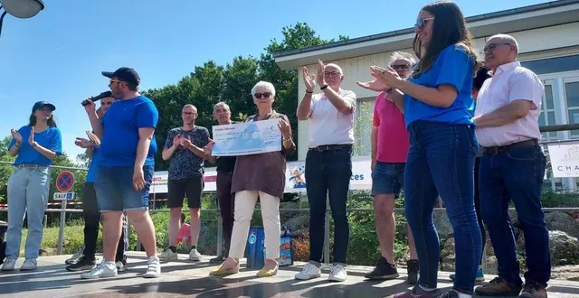 photo  dimanche, la première édition de saint-melaine en baskets, organisée par quatre étudiants de l’université catholique de l’ouest (en t-shirts bleus) a rempli toutes ses promesses, avec plus de 150 inscrits aux trails et aux randonnées. cette forte participation a permis de remettre un chèque de 920 € à catherine fournigault, au centre, déléguée régionale de l’association petits princes. ce don contribuera à l’accomplissement des rêves d’enfants malades.  &copy;  ouest-france 