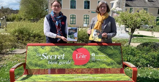 photo  margaux seillé, chargée de promotion à l’office de tourisme de la vallée du loir, et monique trotin, vice-présidente de la communauté de communes loir lucé bercé au tourisme, devant le banc aux couleurs de la vallée du loir à château-du-loir.  &copy;  ouest-france 