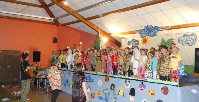 photo  l’ensemble des enfants pour le tableau final sous la direction d’antoine, professeur de chant et d’anne-marie brouard, directrice de l’école.  &copy;  le maine libre 