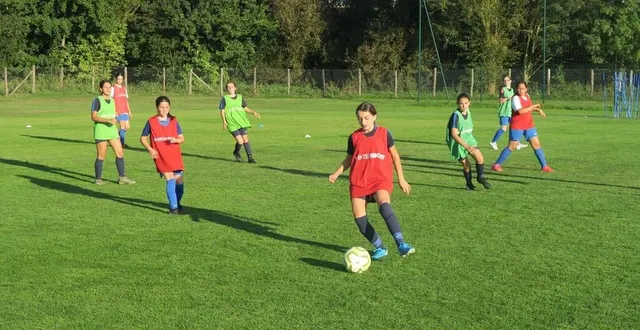 photo  des jeunes joueuses du sablé fc à l’entraînement sur la pelouse du stade sosthène-bruneau, en 2021.  &copy;  archives ouest-france 