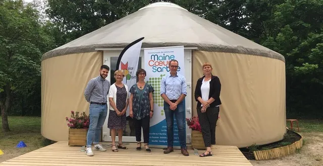 photo  les équipes de maine cœur de sarthe et la maison des projets dans la nouvelle yourte à montbizot, prêts à accueillir les enfants du territoire dans les bases de loisirs durant tout l’été.  &copy;  le maine libre 
