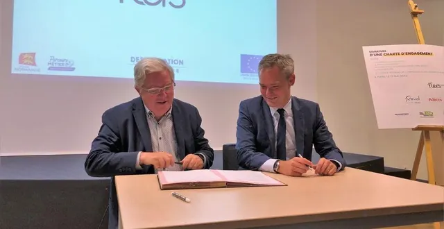 photo  yves goasdoué, maire de flers et président de flers agglo a signé une convention de partenariat avec david margueritte, vice président de la région normandie en charge de la formation et des compétences, au sujet de l’orientation des jeunes, ce mardi 17 mai à caligny (orne).  &copy;  ouest-france 