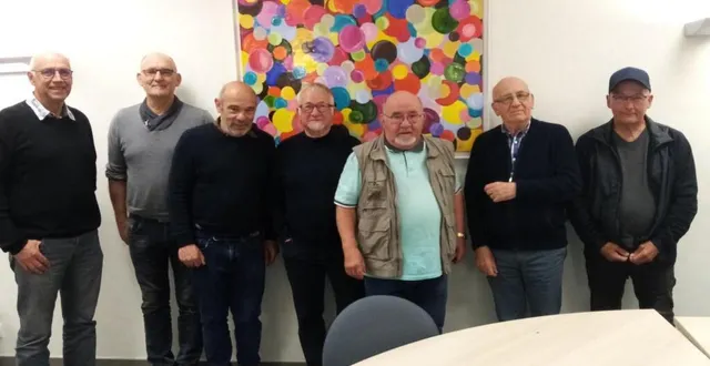 photo  les bénévoles d’initiatives en pays candéen en réunion de préparation. 