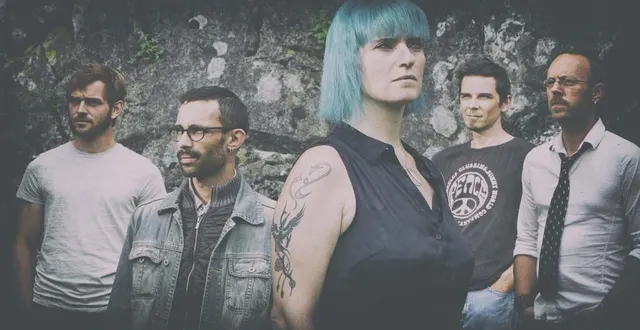 photo  les musiciens du groupe naked avec au premier plan mag jil au chant.  &copy;  naked 