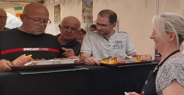 photo  l bénévoles ont servi  380 repas.  &copy;  le maine libre 