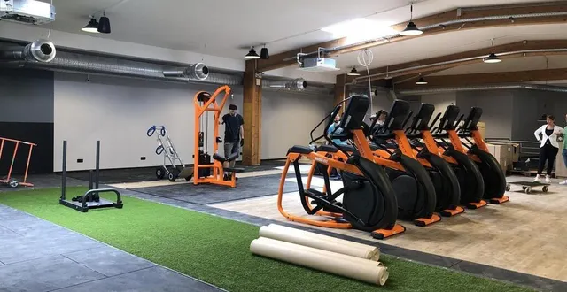 photo  les machines de remise en forme sont arrivées dans les locaux de basic fit, rue carnot à sablé-sur-sarthe.  &copy;  ouest-france 