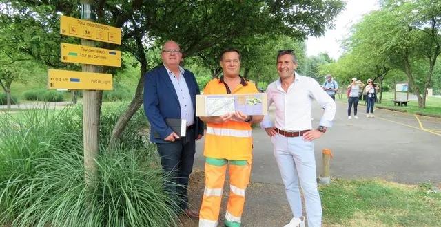 photo  une quarantaine de fiches et de cartes sont reliées dans le guide qui se présente sous forme de classeur, ce qui permet de le compléter au fur et à mesure.  &copy;  ouest-france 