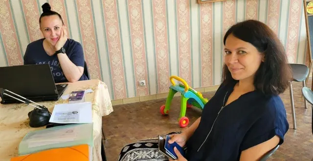 photo  jenny et oksana, réfugiées ukrainiennes à val-au-perche, souhaitent maîtriser la langue française.  &copy;  ouest-france 