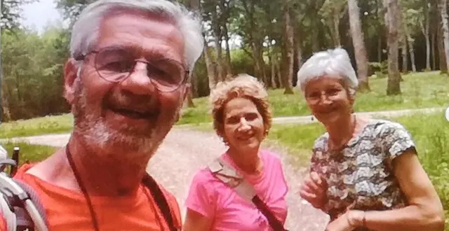 photo  « ginette et marie-claire – deux randonneuses – viennent à ma rencontre et me proposent de faire un bout du chemin ensemble… elles m’ont bien aidé à lire à l’envers le balisage du chemin des hongrois », confie jean-yves bône.  &copy;  jean-yves bône 