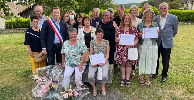 photo  les médaillés et les retraités entourés des élus.  &copy;  ouest-france 