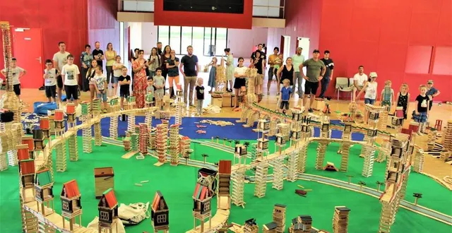 photo  les enfants des écoles publiques de laigné-saint-gervais ont réalisé des constructions géantes avec près de 20 000 kapla ©.  &copy;  ouest-france 