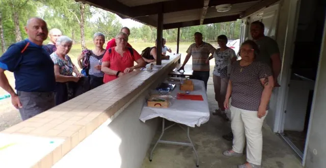 photo  les premiers randonneurs au départ sur le terrain de vaulembert.  &copy;  le maine libre 