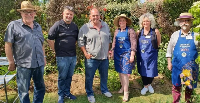 photo  les peintres de l’association les artistes au jardin ont posé, samedi, leurs chevalets à saint-corneille.  &copy;  ouest-france 