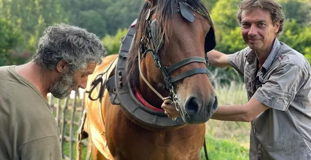 photo  le réalisateur nicolas gabriel (à droite), ici à l’essai d’une faneuse à cheval sous les yeux de franck viel, un cultivateur à l’ancienne.  &copy;  jean-françois grelé 