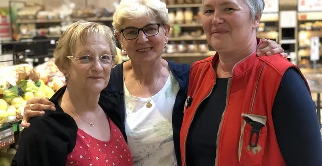 photo  françoise mathias et geneviève dubois, avec patricia delalande qui a succédé à geneviève en tant que responsable de caisse.  &copy;  ouest-france 