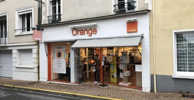photo  l’installation d’orange (ex france télécoms), place de la république,àsablé-sur-sarthe, remonte au 28 mai 2004.  &copy;  ouest-france 