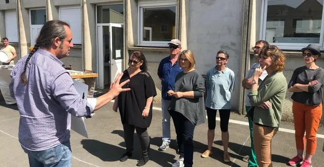 photo  nicolas david, metteur en scène de la houlala compagnie, dirige les comédiens amateurs lors d’une répétition, à la maison des associations, samedi 14 mai 2022.  &copy;  ouest-france 