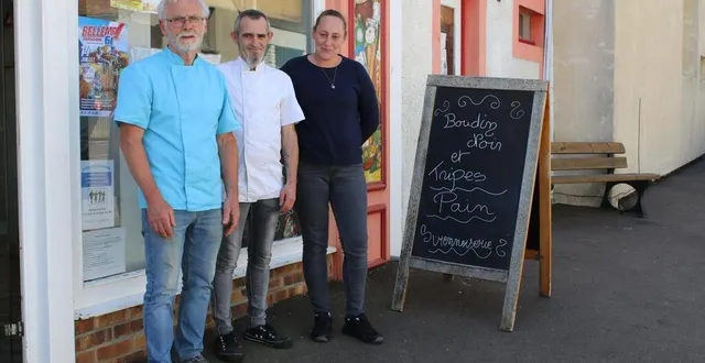 photo  raymond fromentin, (à gauche), accompagné de ses successeurs arnaud et séverine hoyez.  &copy;  ouest-france 