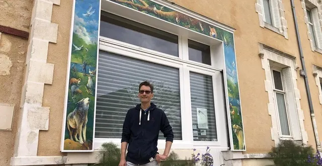 photo  stéphane le lay, artiste peintre installé à asnières-sur-vègre, s’est vu confier la réalisation de la fresque « l’arche des proverbes » qui prend place sur le fronton de l’ancienne boulangerie, place du guesclin.  &copy;  ouest-france 