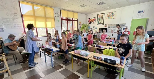 photo  les élèves de ce1 et ce2 de courgenard se sont entraînés aux côtés de louise et patrick marty.  &copy;  le maine libre 