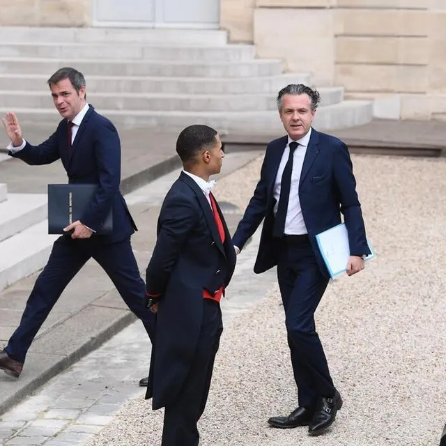 photo paris, le 23 mai 2022. christophe béchu monte les marches de l’élysée avec olivier véran.  ©  co – josselin clair