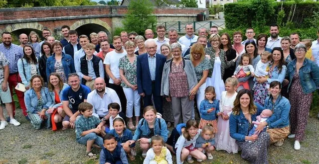 photo  toute leur famille entourait monique et henri.  &copy;  le maine libre 